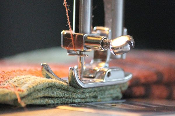 ۱۰ اشتباه رایج هنگام دوخت که باعث خراب شدن چرخ خیاطی میشود 2 دوخت پارچههای ضخیم
