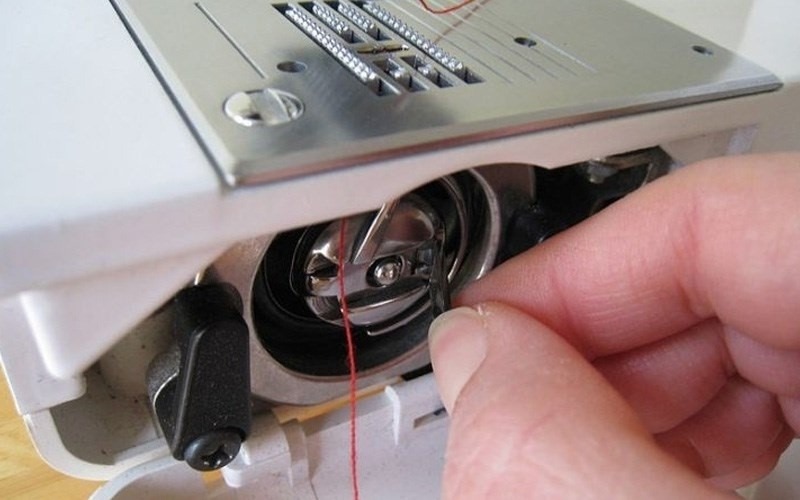 چرا چرخ خیاطی صدا میدهد؟ دلایل و راهحلها 2 استفاده از نخ یا ماسوره