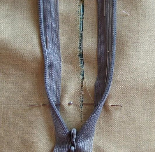 چگونه زیپ را صاف بدوزیم و از موجافتادگی پارچه جلوگیری کنیم؟ 3 جلوگیری از موجافتادگی زیپ