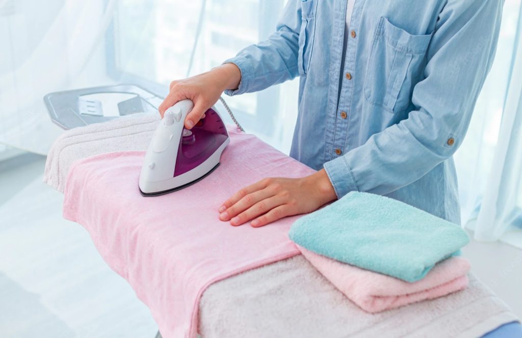 چگونه درزهای لباس را حرفهای اتو کنیم؟ 2 اتوکشی حرفهای درزها