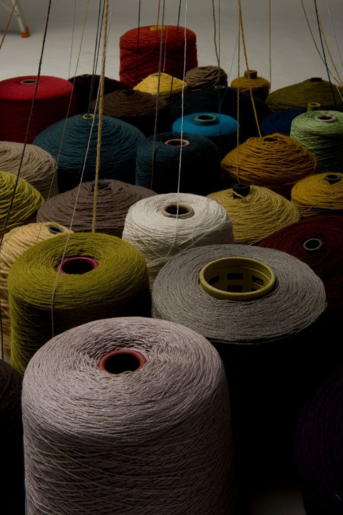 تفاوت نخ پلیاستر و نخ پنبهای؛ کدام بهتر است؟ 2 نخ پلیاستر