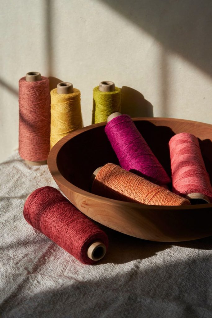 تفاوت نخ پلیاستر و نخ پنبهای؛ کدام بهتر است؟ 3 نخ پنبهای